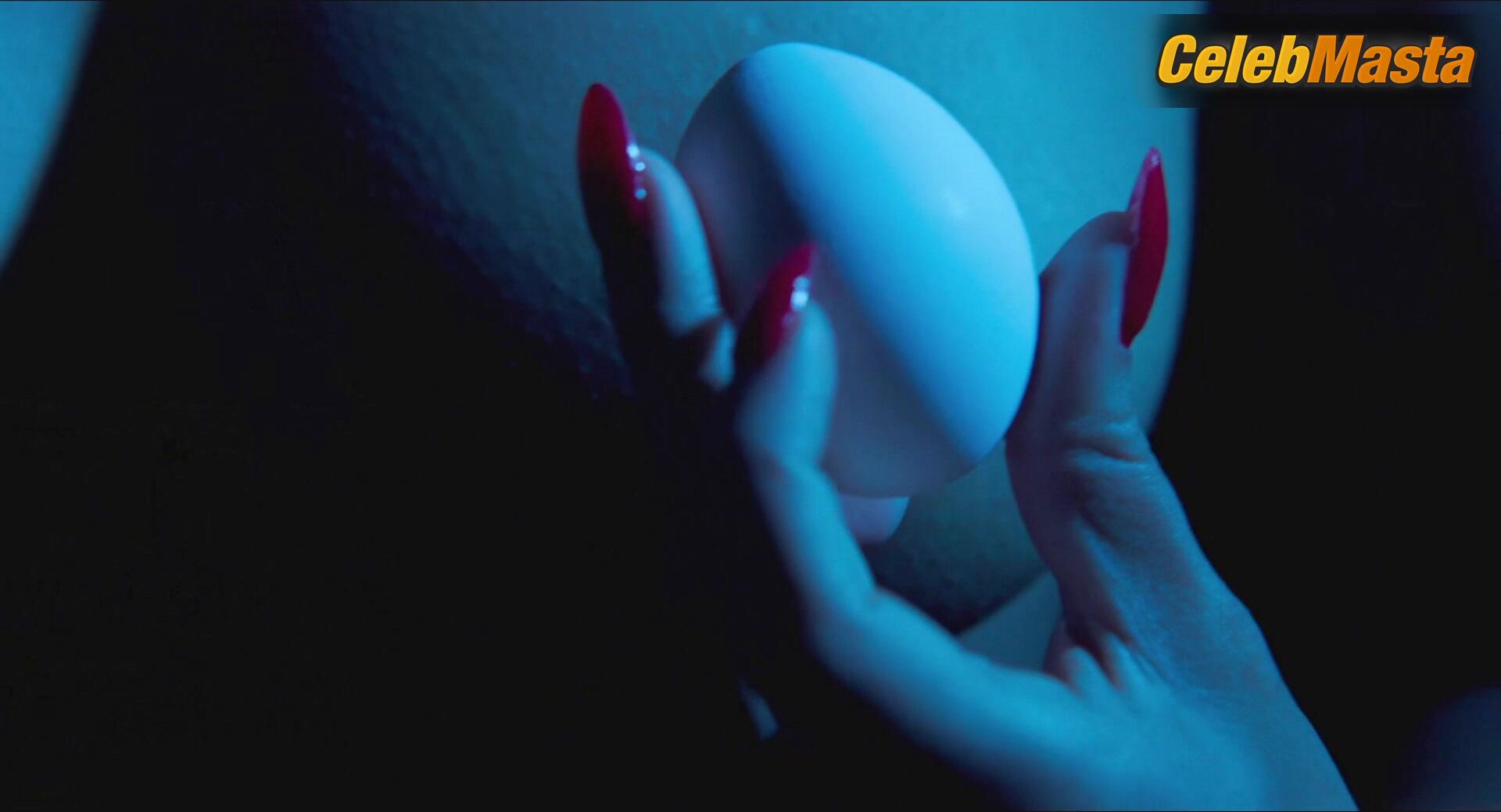 Amandla Stenberg And India Salvor Menuez Tits, Lesbian Scene - Photo 1 of 5 photo 2