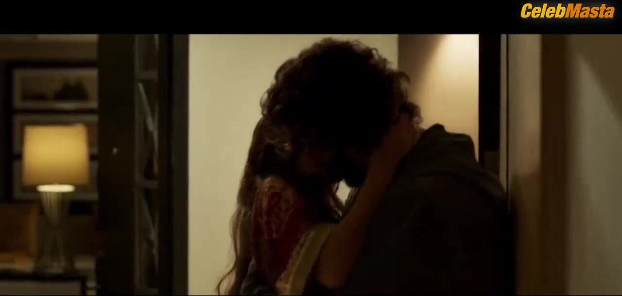 Tara Sutaria Tits Scene From Ek Villain Returns - Photo 1 of 5 photo 4