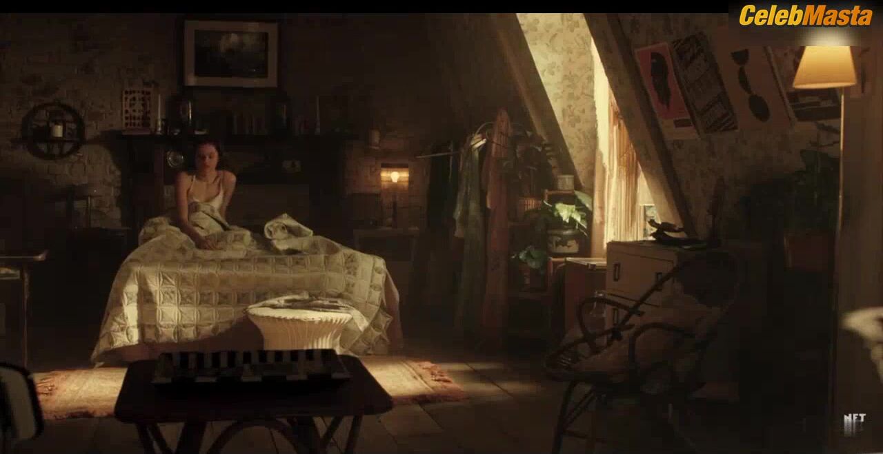 Emma Corrin Booty, Tits Scene In Pennyworth - Photo 1 of 5 photo 2