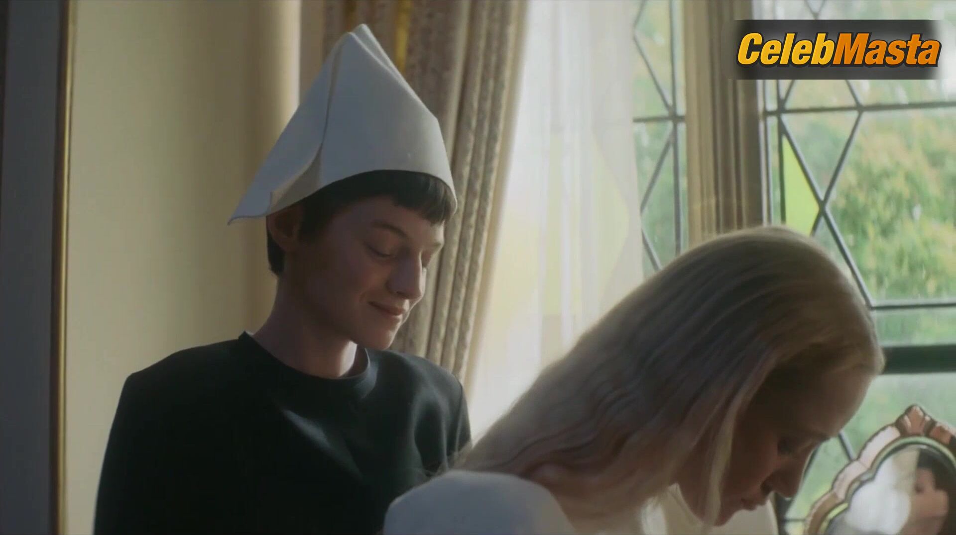 Emma Corrin Maika Monroe And ’s Lesbian Scene From - Photo 2 of 5 photo 1