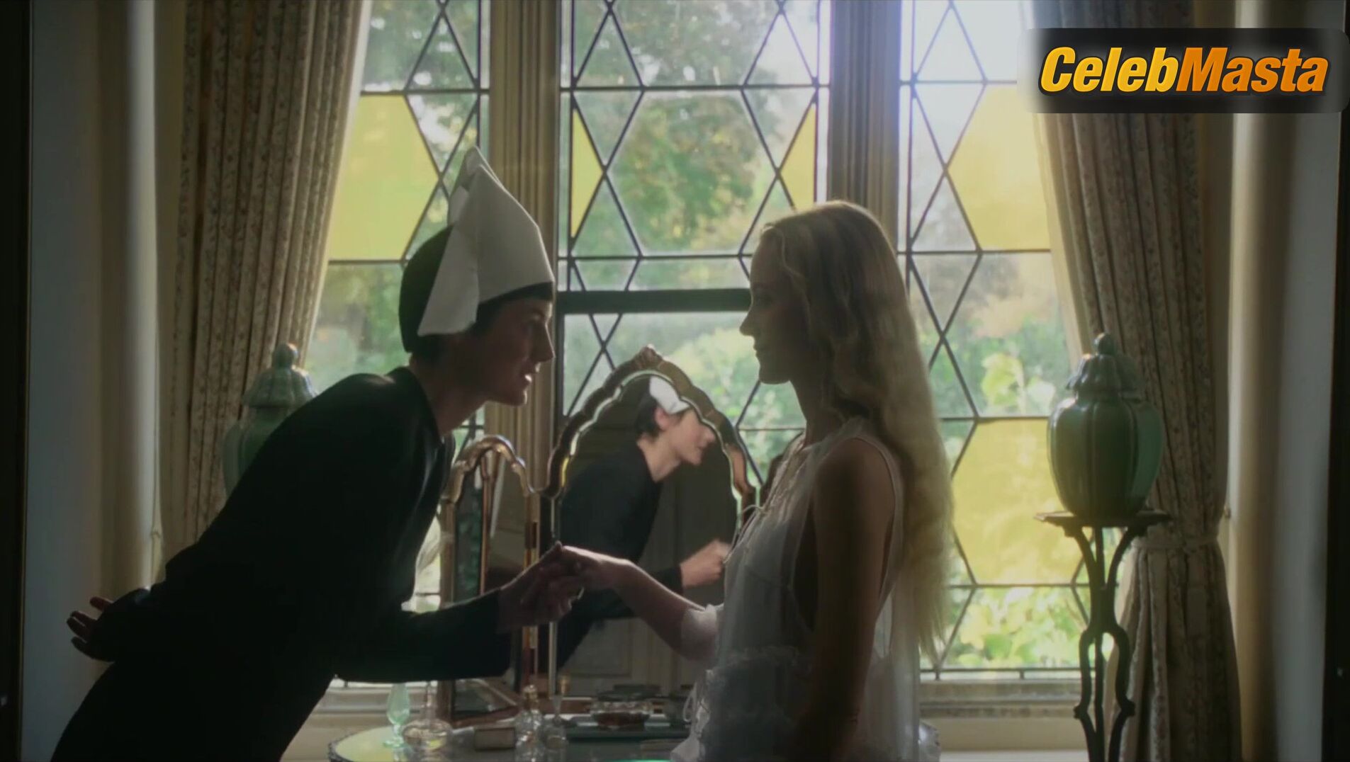 Emma Corrin Maika Monroe And ’s Lesbian Scene From - Photo 2 of 5