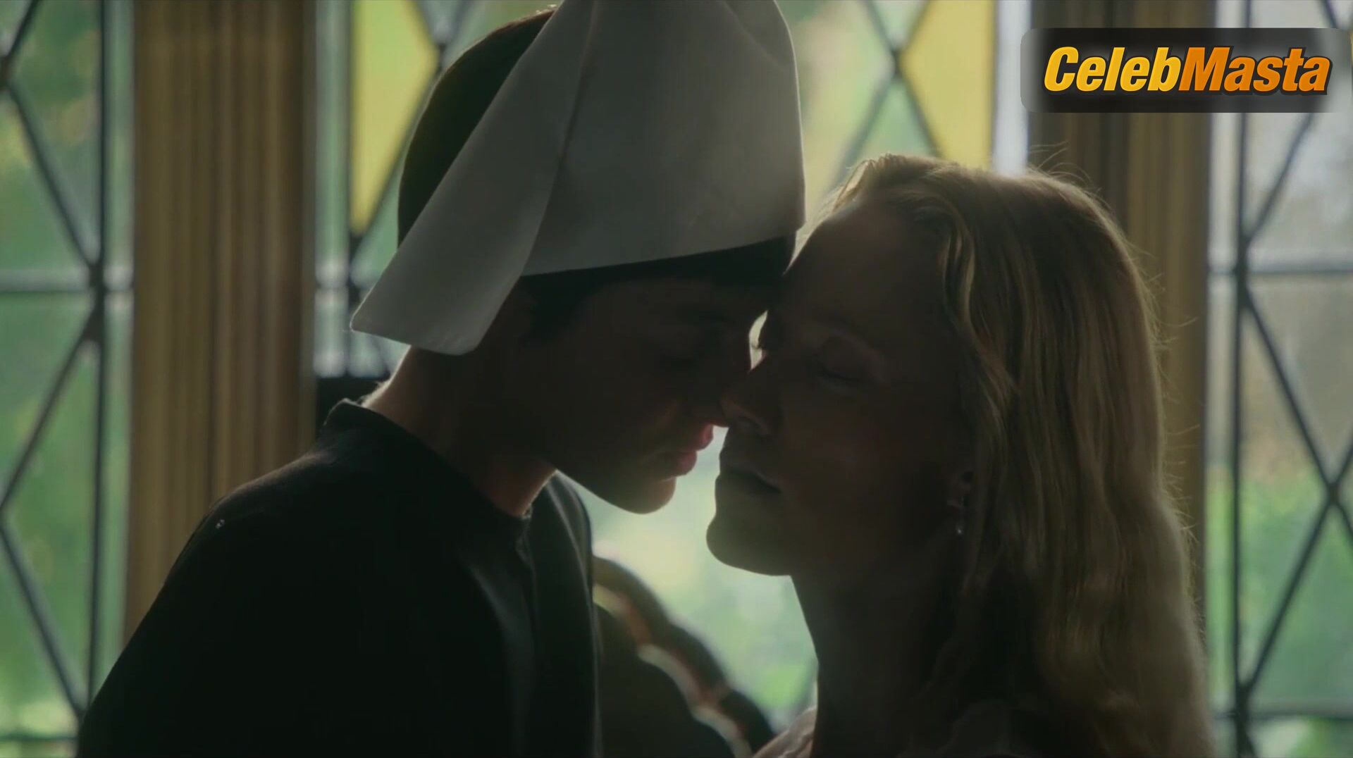 Emma Corrin Maika Monroe And ’s Lesbian Scene From - Photo 2 of 5 photo 4