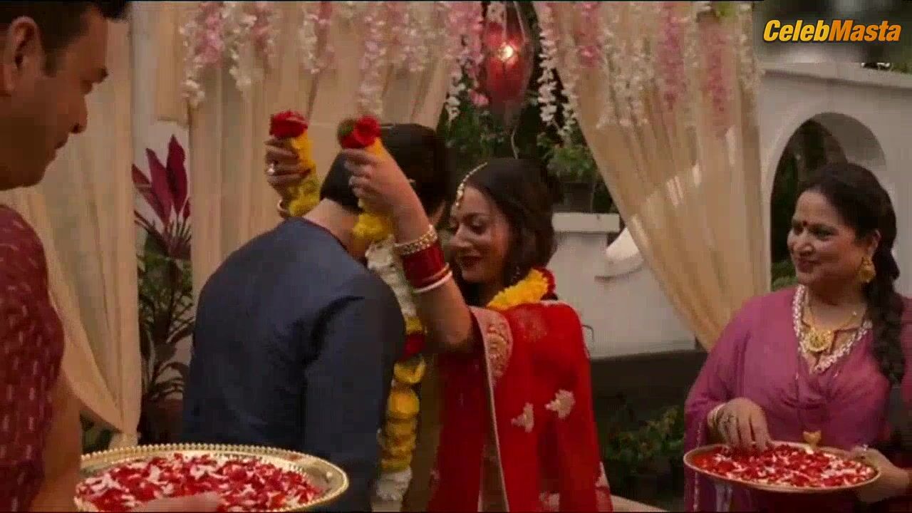 Madhurima Roy Boobs Scene In Karm Yuddh - Photo 2 of 5