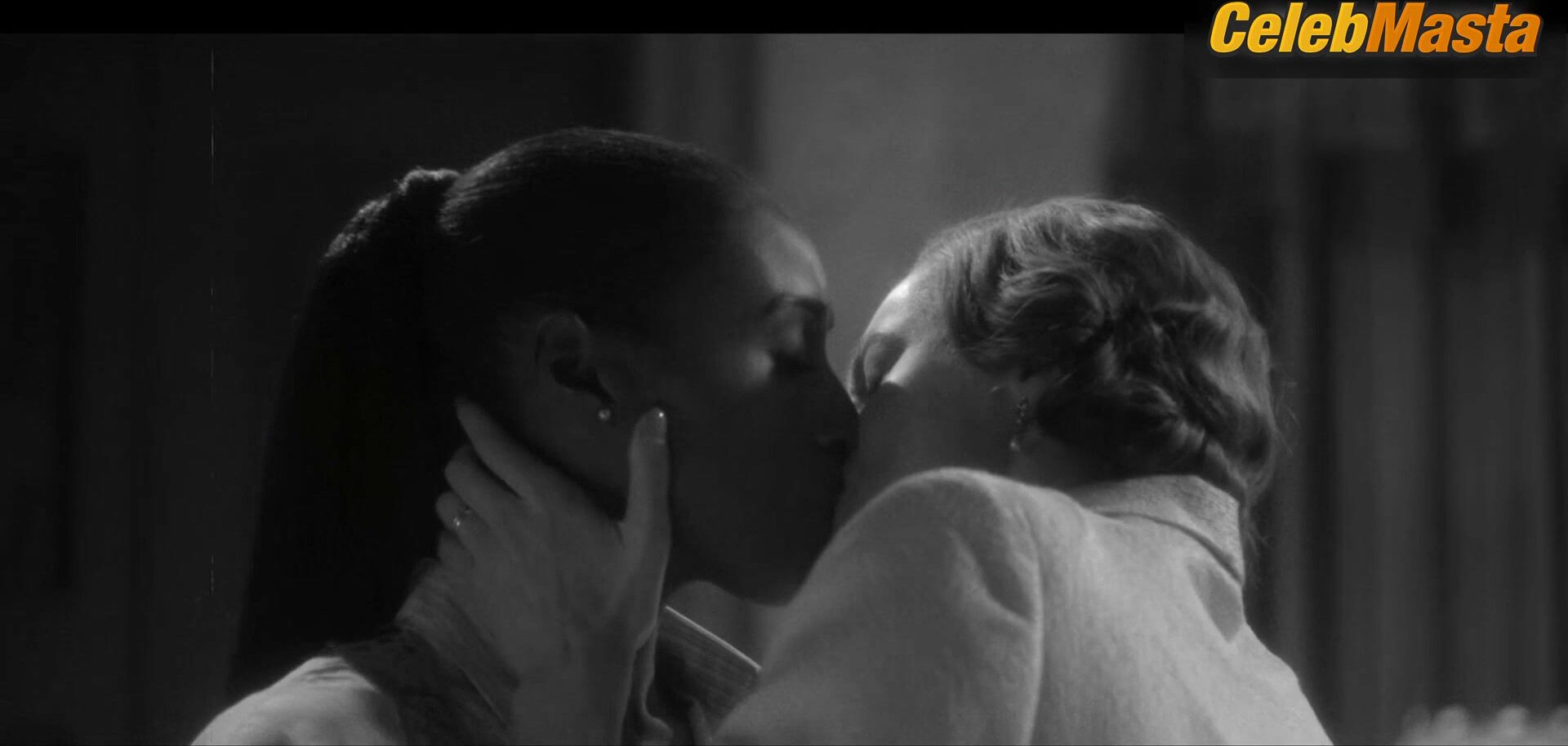 Emma Corrin Issa Rae And ’s Lesbian Sex Scene In - Photo 1 of 5