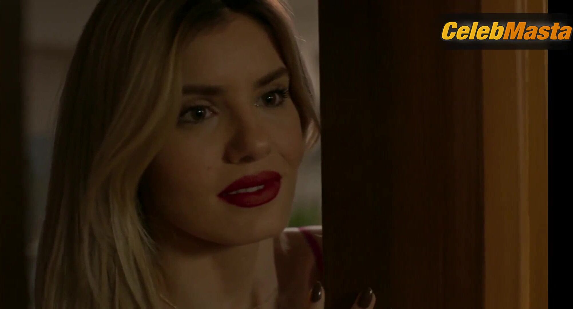 Camila Pitanga And Camila Queiroz’s Lesbian Scene - Photo 1 of 5
