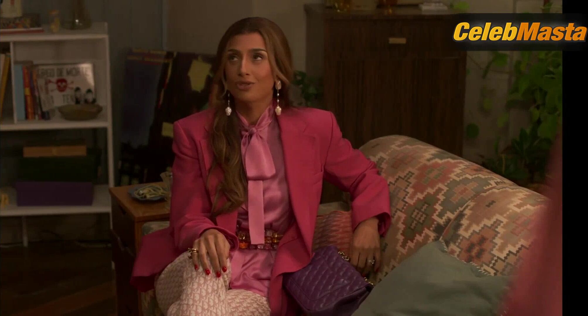 Camila Pitanga And Camila Queiroz’s Lesbian Scene - Photo 1 of 5 photo 4