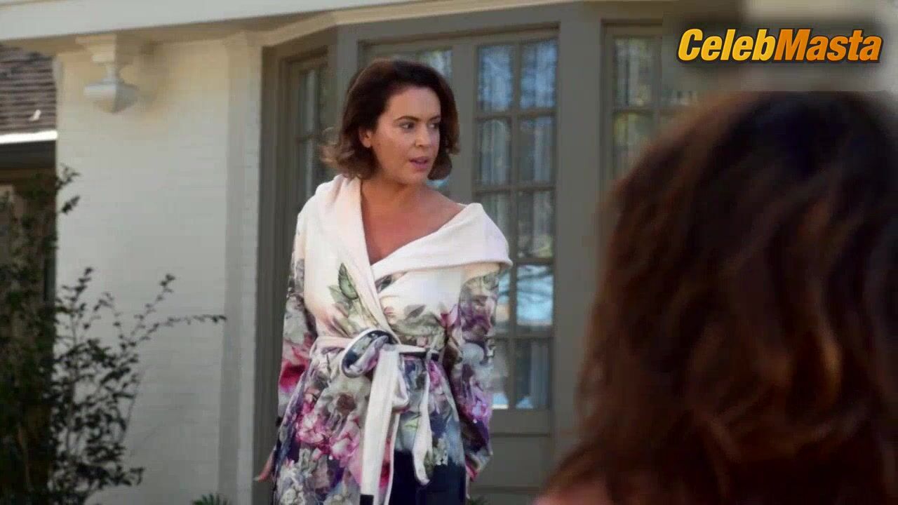 Robin Tunney Flaunts Bikini Scene In Insatiable - Photo 1 of 5 photo 2