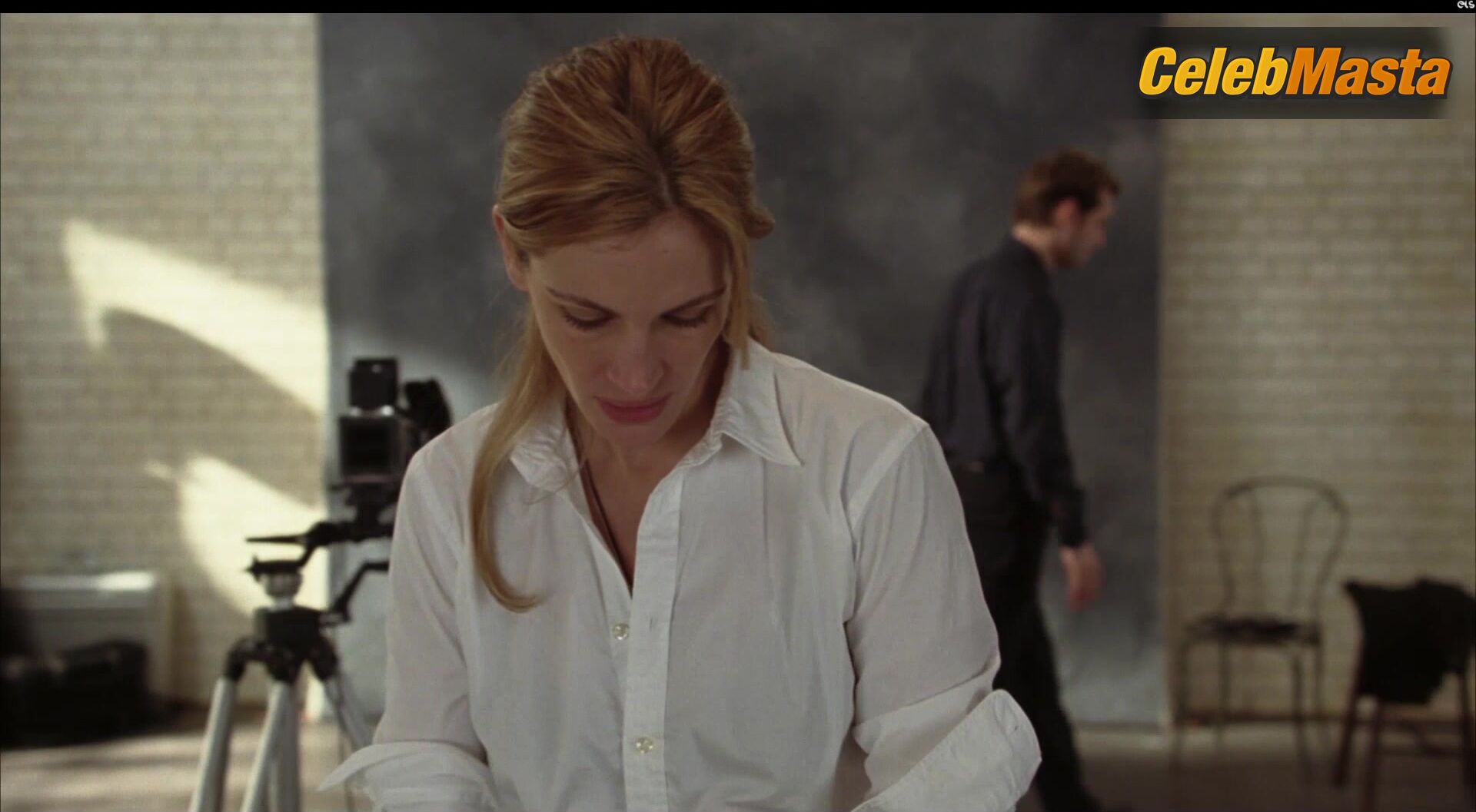 Julia Roberts Sexy Scene From Closer - Photo 1 of 5