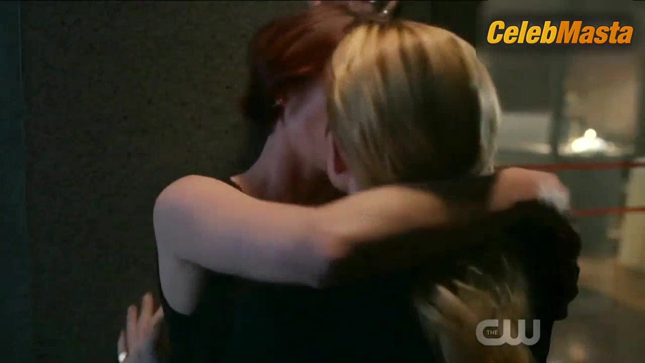 Caity Lotz Chyler Leigh And Lesbian Scene From Supergirl - Photo 2 of 5 photo 1