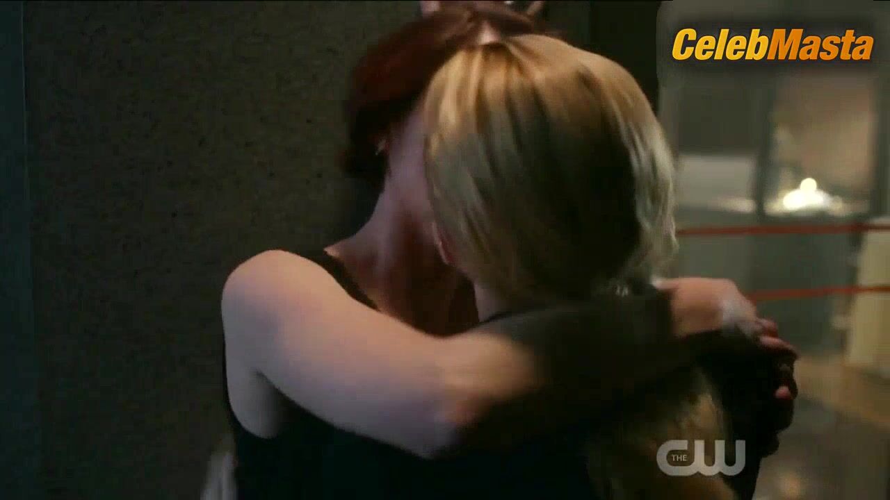 Caity Lotz Chyler Leigh And Lesbian Scene From Supergirl - Photo 2 of 5