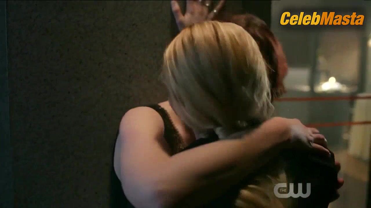 Caity Lotz Chyler Leigh And Lesbian Scene From Supergirl - Photo 2 of 5 photo 4