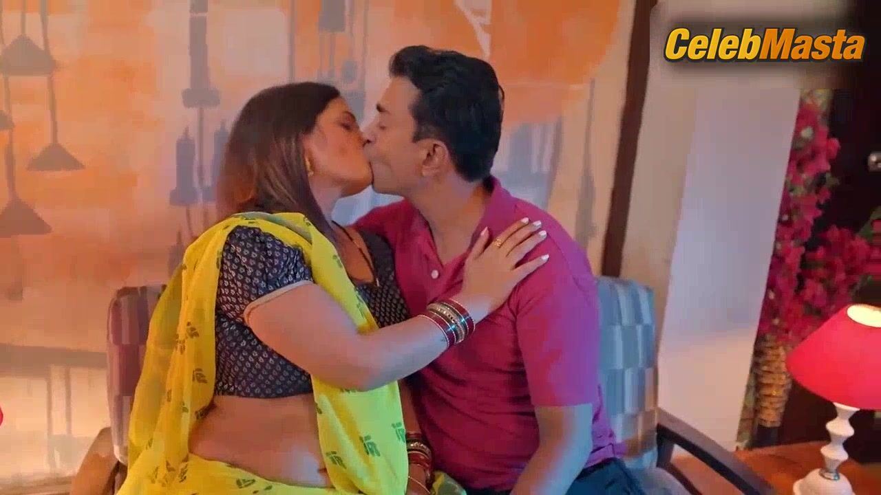 Malavika Tomar ’s Booty, Underwear Scene In Chaadar - Photo 1 of 5 photo 2