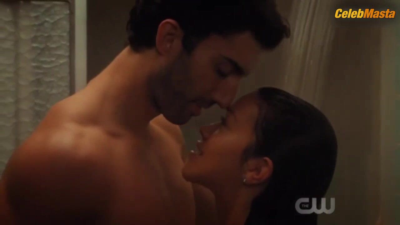 Gina Rodriguez Steamy Scene In Jane The Virgin - Photo 2 of 5