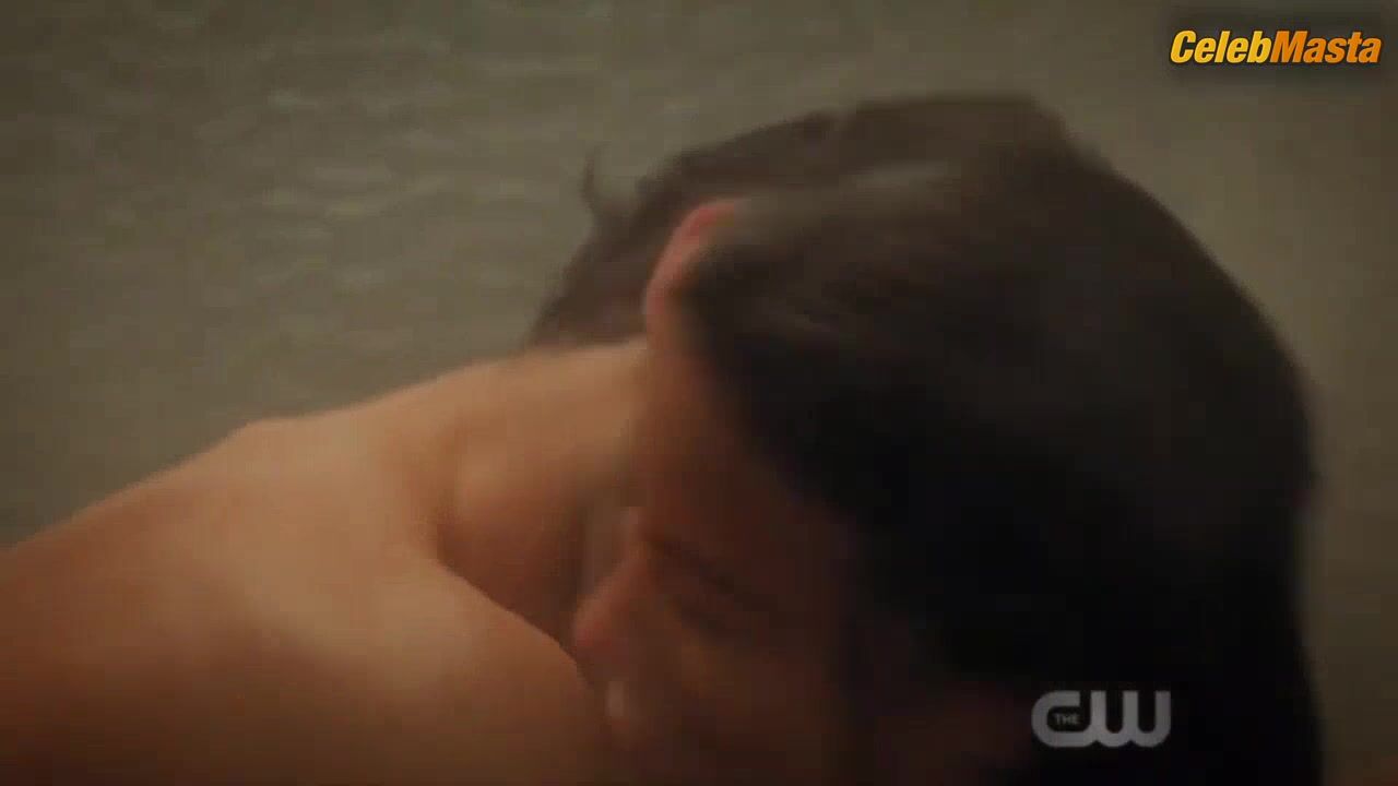 Gina Rodriguez Steamy Scene In Jane The Virgin - Photo 2 of 5 photo 4