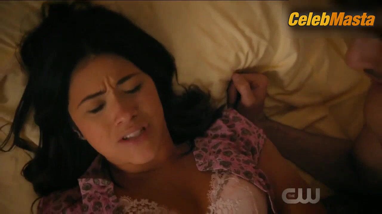 Gina Rodriguez Bares Underwear Scene In Jane The Virgin - Photo 2 of 5