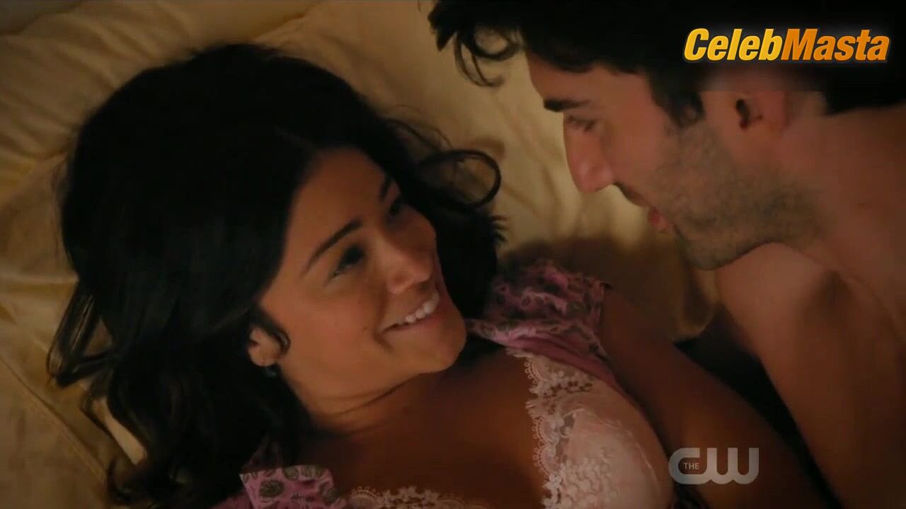 Gina Rodriguez Bares Underwear Scene In Jane The Virgin - Photo 2 of 5 photo 4