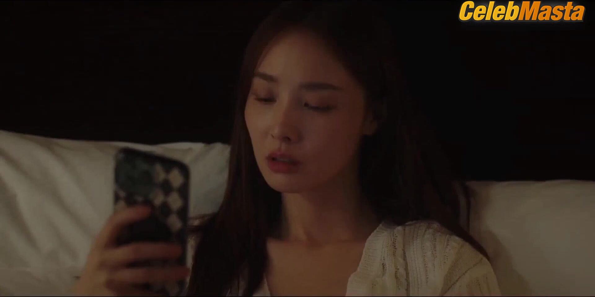 Bae Woo-hee Bares Boobs Scene In Hit The Spot - Photo 2 of 5 photo 1