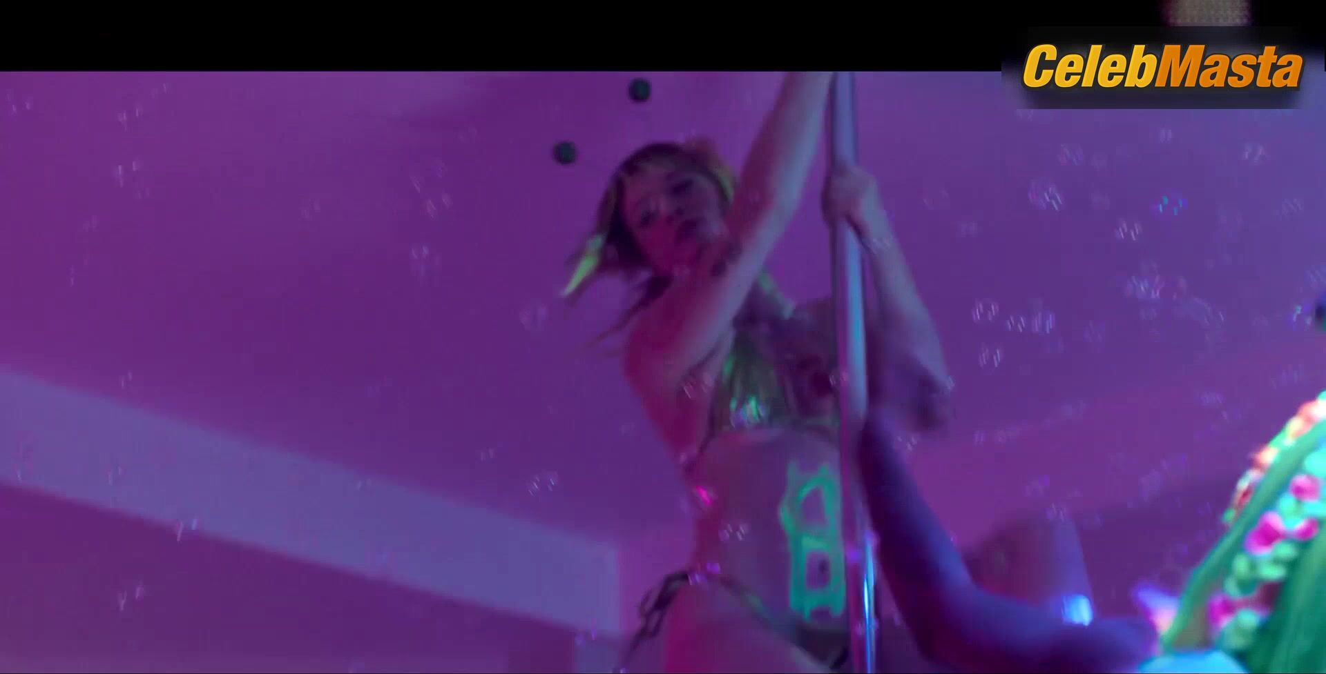 Elle Fanning And Lindsey Normington’s Swimsuit, - Photo 2 of 5 photo 4