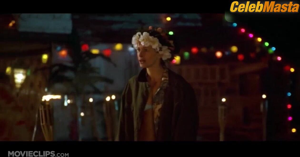 Julia Roberts Bikini Scene In Runaway Bride Movie - Photo 1 of 5
