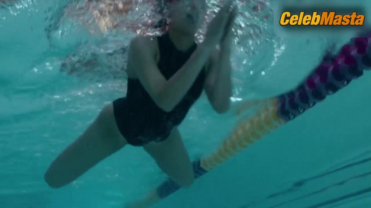 Gugu Mbatha-raw Flaunts Sexy Scene In Easy - Photo 2 of 5 photo 1