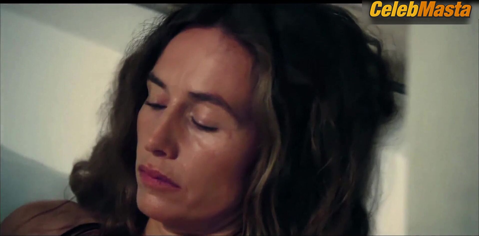 Cecile De France Tits Scene In Un Monde Plus Grand - Photo 1 of 5