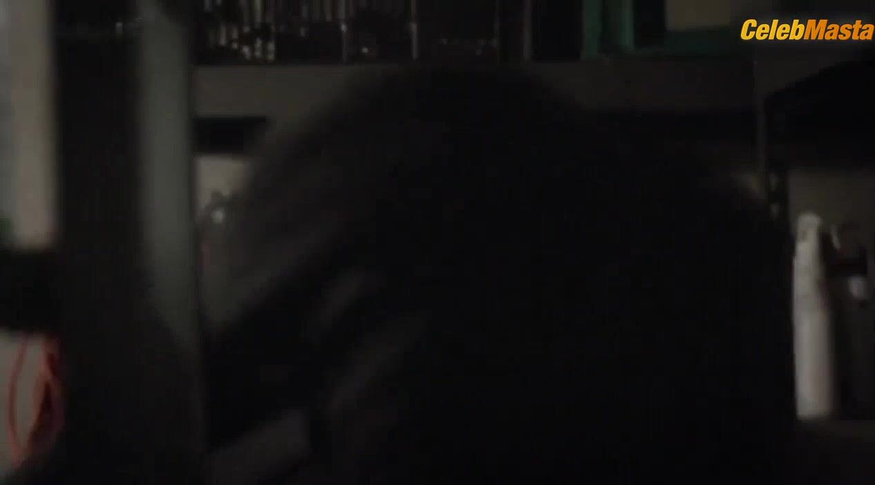 Julia Benson Reveals Body In Scene From Stargate Universe - Photo 4 of 5 photo 5