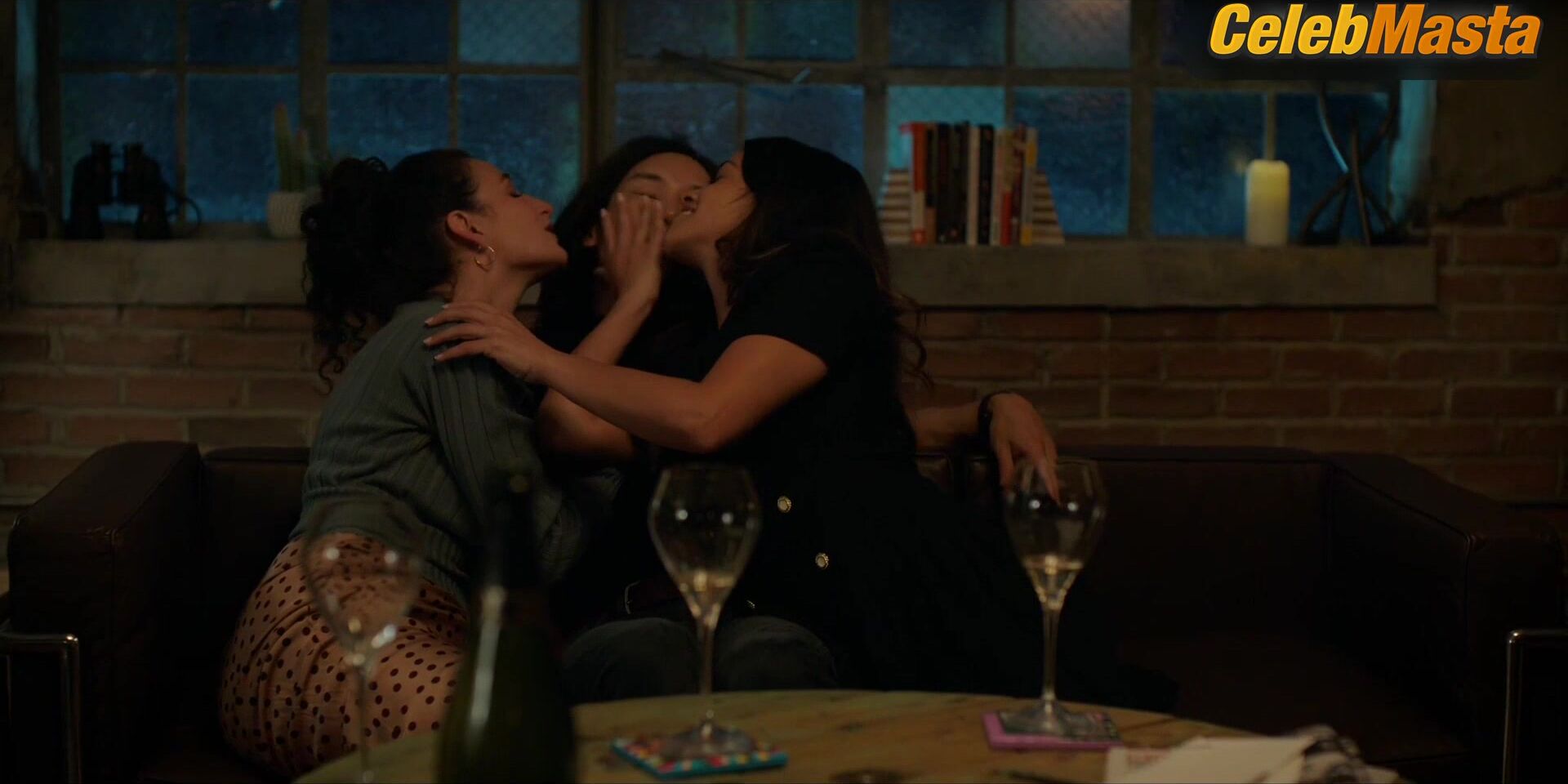 Gina Rodriguez Jenny Slate And Lesbian Underwear Scene In I - Photo 1 of 5