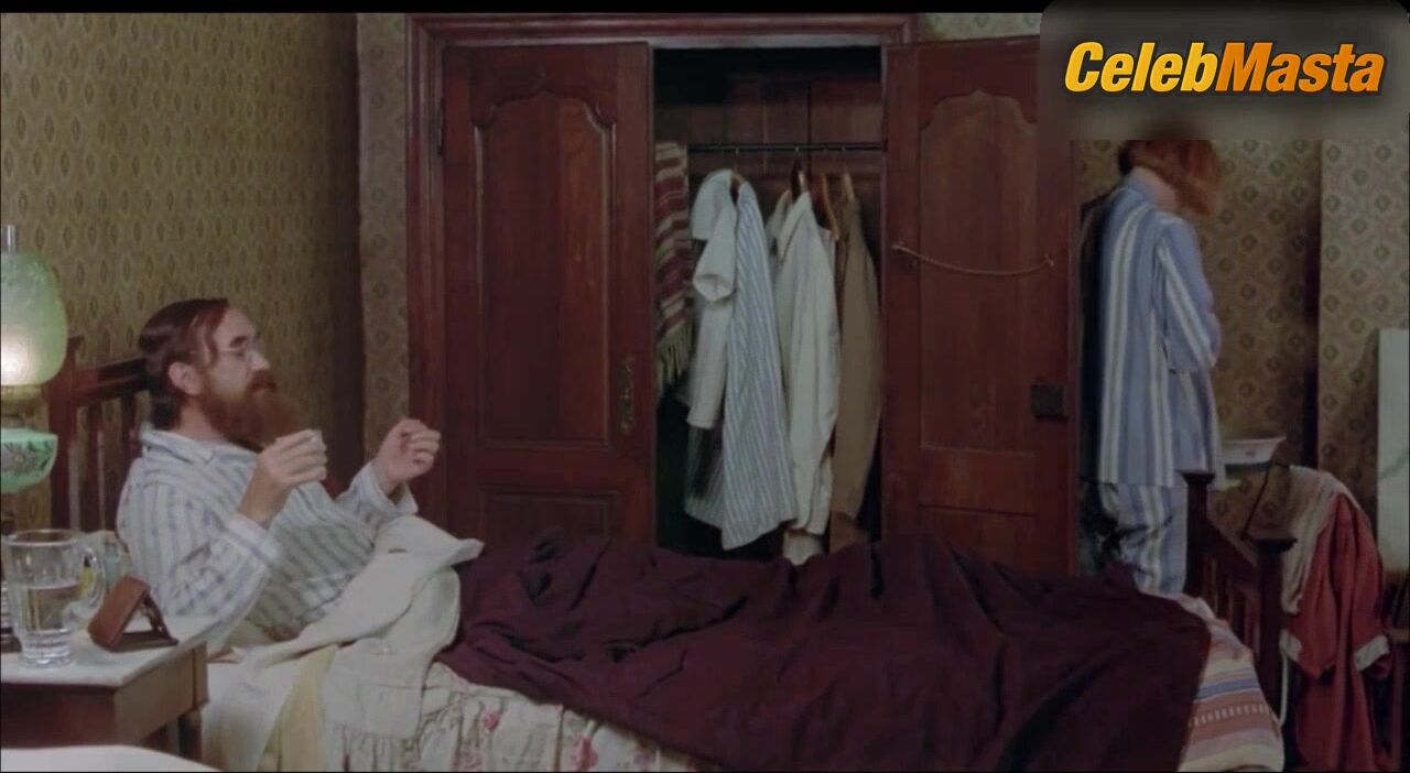 Emma Thompson Shows Boobs In Carrington Scene - Photo 1 of 5 photo 4