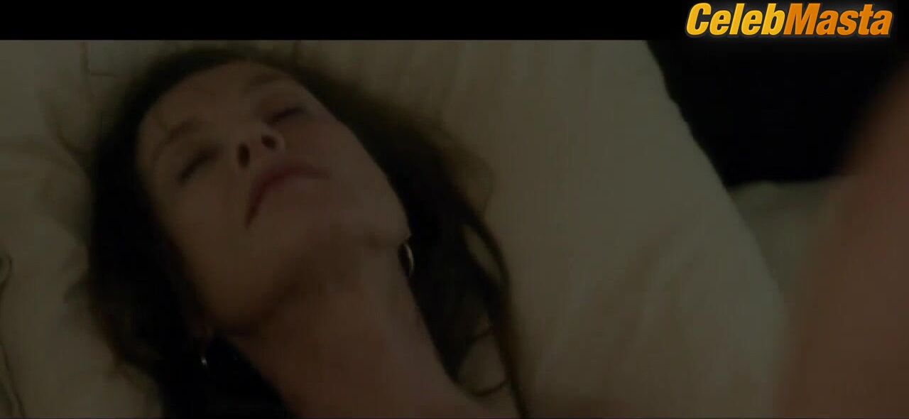 Isabelle Huppert Bares Boobs In Elle Scene - Photo 3 of 5 photo 4