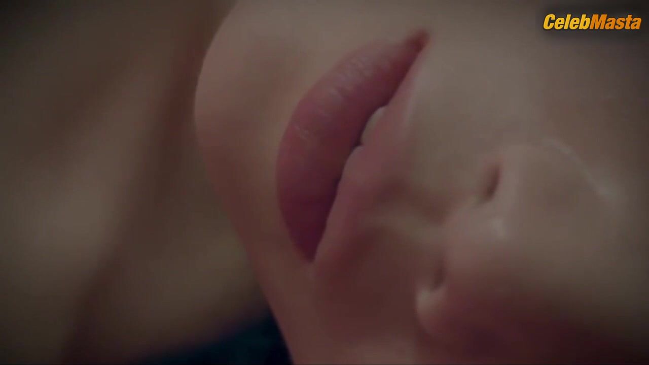 Lee Chae-dam Bares Breasts, Underwear Scene In Street - Photo 2 of 5 photo 4