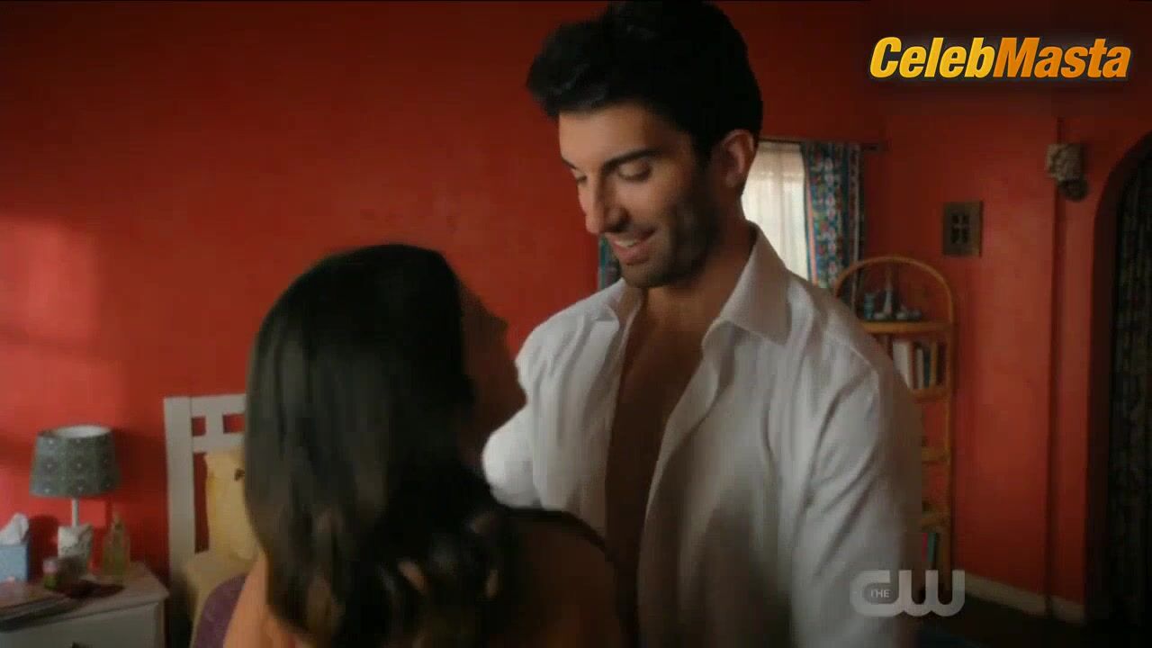 Gina Rodriguez Reveals Underwear Scene In Jane The Virgin - Photo 2 of 5 photo 1