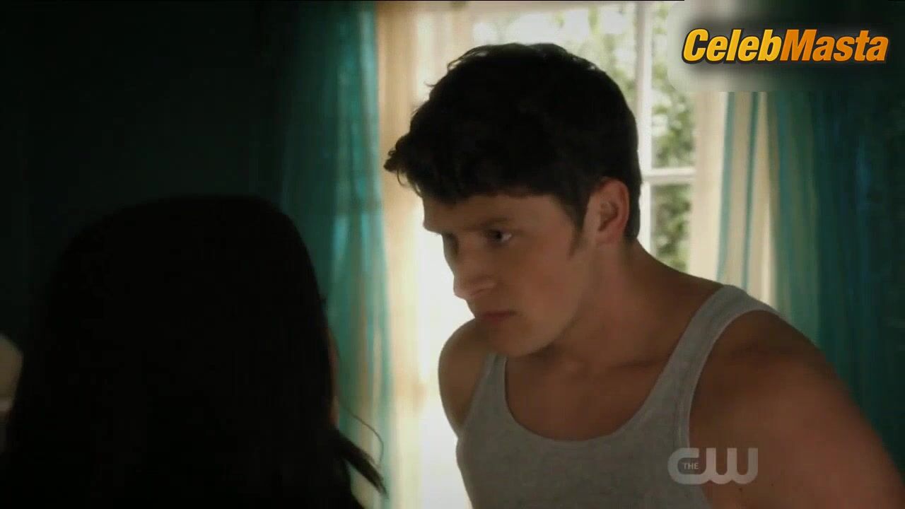 Gina Rodriguez Hot Scene In Jane The Virgin - Photo 2 of 5 photo 1