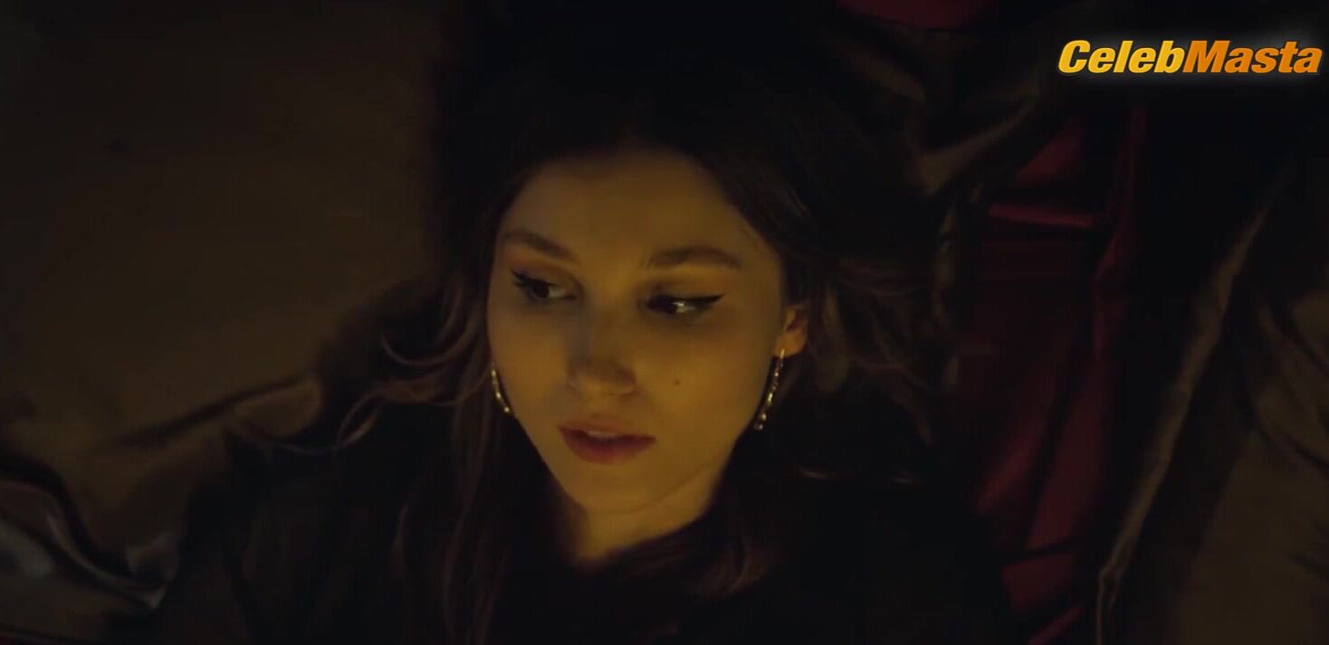 Ilayda Akdogan Tits, Underwear Scene From 10 Days Of A - Photo 1 of 5 photo 2