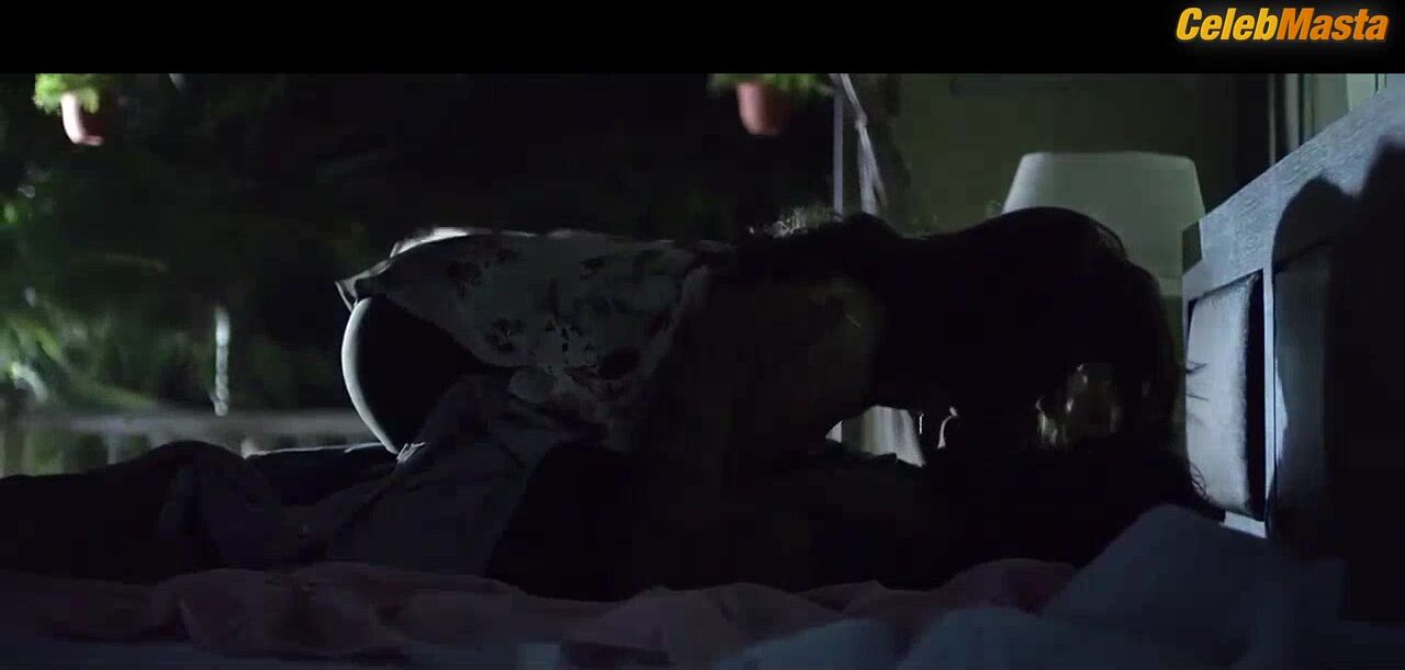 Kajal Agarwal Booty, Boobs Scene In Do Lafzon Ki Kahani - Photo 2 of 5 photo 5