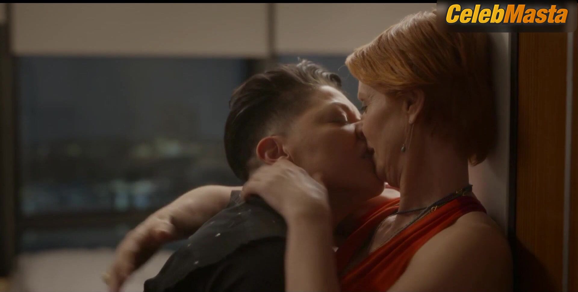 Cynthia Nixon And Sara Ramirez Get Steamy In A Lesbian - Photo 1 of 5 photo 5