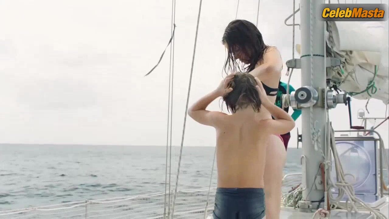 Daphne Patakia ’s Tits Scene From Tout Le Monde - Photo 2 of 5 photo 5
