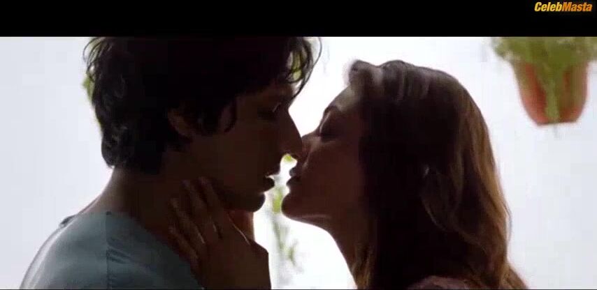 Kajal Agarwal Ass, Tits Scene From Do Lafzon Ki Kahani - Photo 2 of 5 photo 1