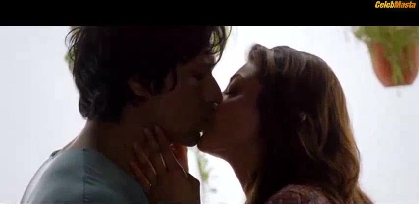 Kajal Agarwal Ass, Tits Scene From Do Lafzon Ki Kahani - Photo 2 of 5