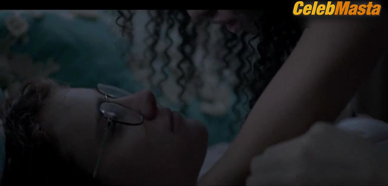 Gugu Mbatha-raw Mackenzie Davis And ’s Lesbian - Photo 3 of 5 photo 5