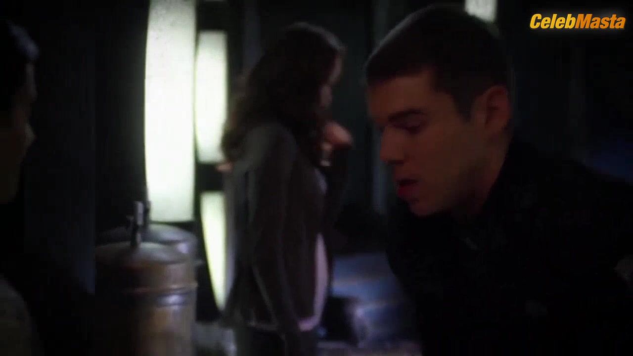Julia Benson Hot Scene In Stargate Universe - Photo 2 of 5 photo 1