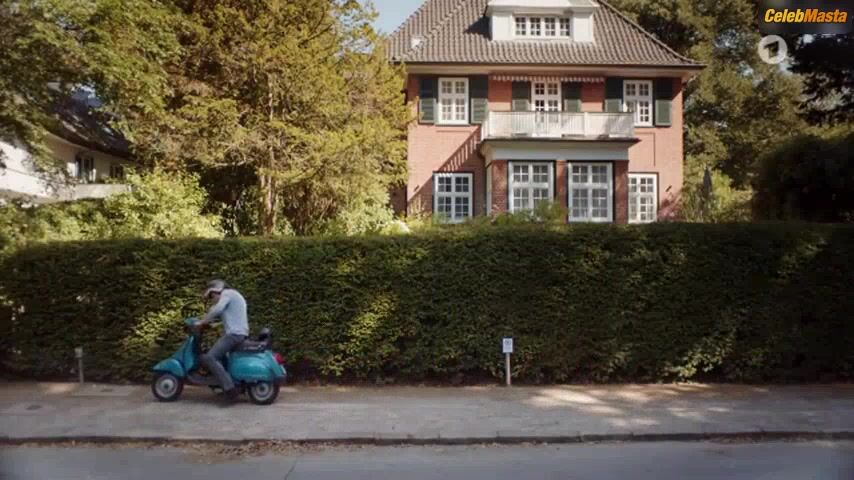 Antje Traue Sexy Scene From Die Freundin Meiner Mutter - Photo 2 of 5 photo 1