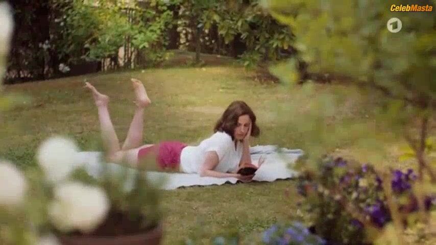 Antje Traue Sexy Scene From Die Freundin Meiner Mutter - Photo 2 of 5 photo 5