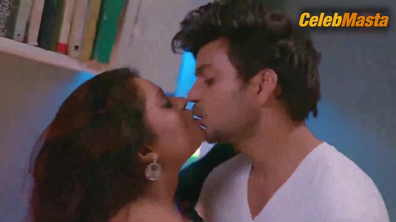 Priya Roy Rups Khan And Flaunt Sexy Scene In Adhuri Aas - Photo 2 of 5