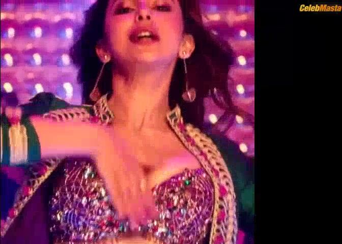 Rakul Preet Singh ’s Tits Scene From De De Pyar De - Photo 2 of 5 photo 4