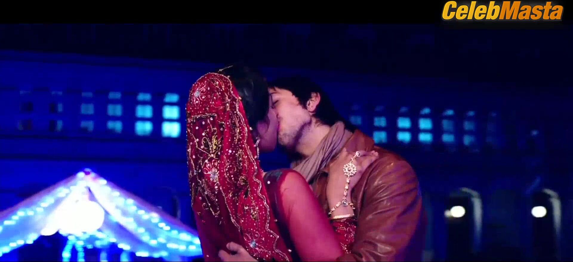 Rakul Preet Singh ’s Sexy Scene From Yaariyan - Photo 2 of 5 photo 4