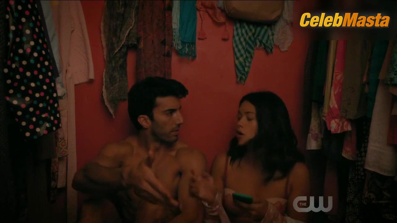 Gina Rodriguez Underwear Scene From Jane The Virgin - Photo 3 of 5 photo 1