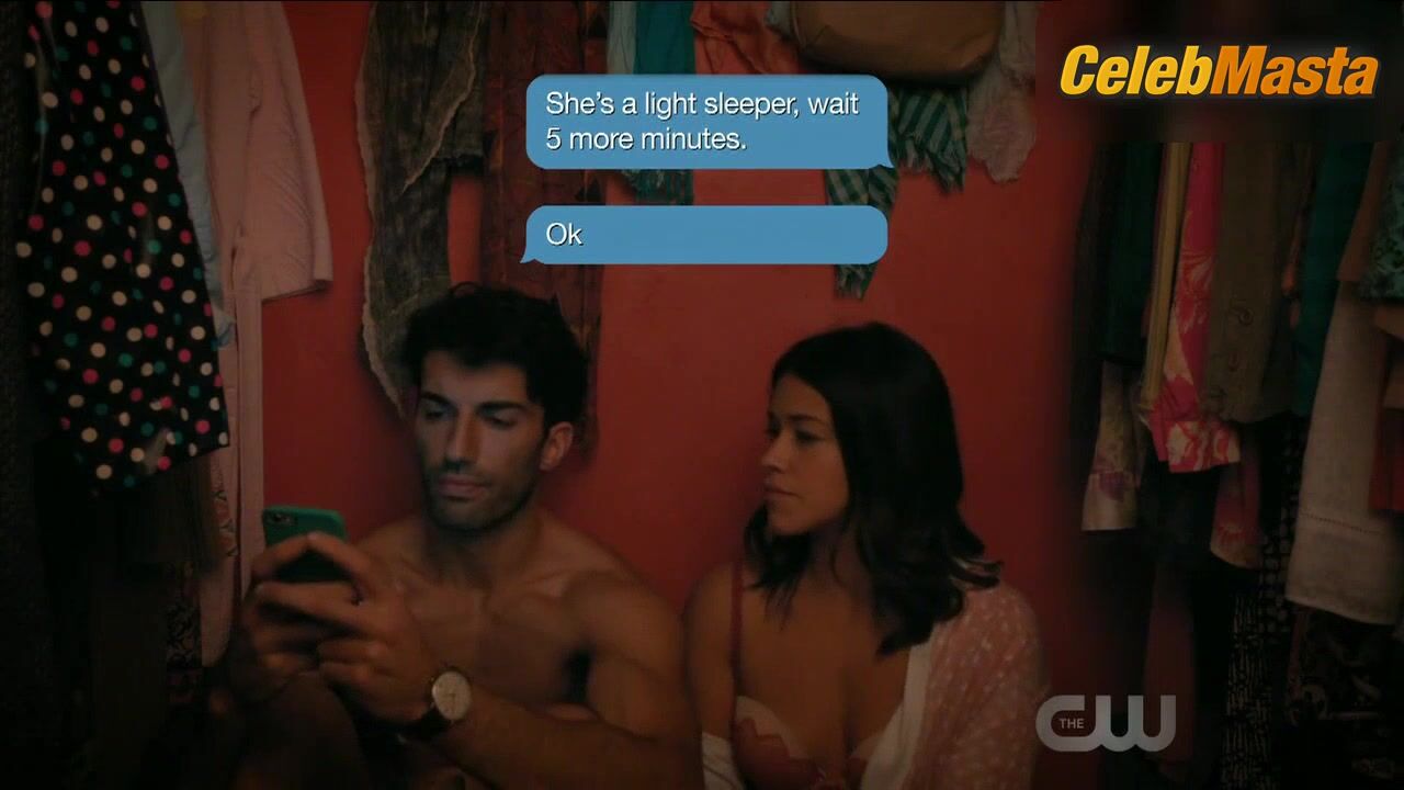 Gina Rodriguez Underwear Scene From Jane The Virgin - Photo 3 of 5 photo 2