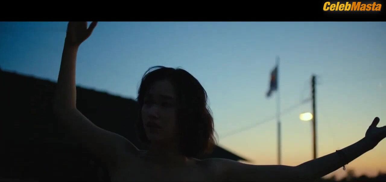 Jun Jong-seo ’s Tits Scene From Burning - Photo 3 of 5 photo 5