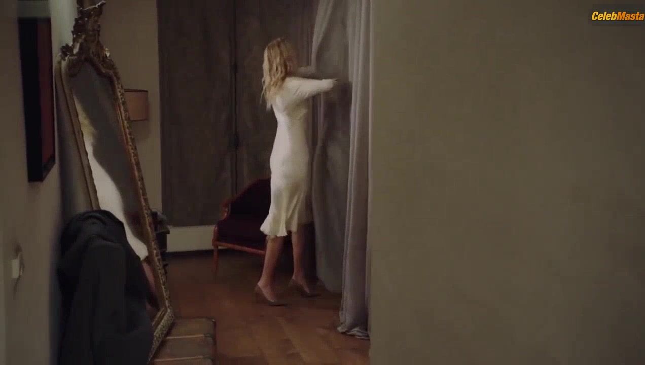 Adriana Ugarte Bares Breasts In A Scene From Amoureux De Ma - Photo 2 of 5 photo 4