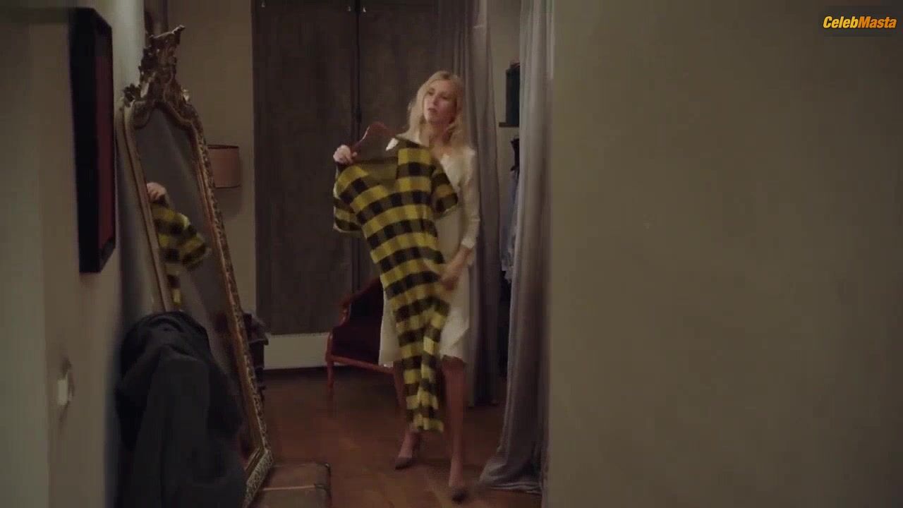 Adriana Ugarte Bares Breasts In A Scene From Amoureux De Ma - Photo 2 of 5 photo 5